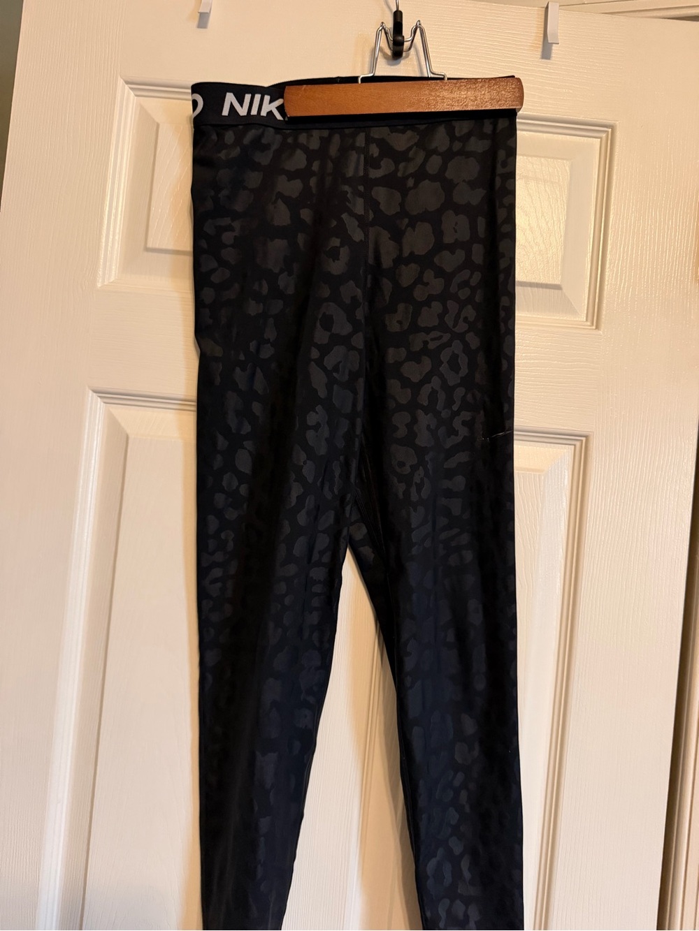 Nike PRO women’s Black Leopard-Print Leggings- long